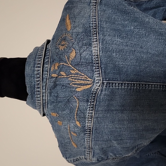 Option Elle Medium-Wash Jean Jacket | Classic Fit, Contrast Stitching | Medium - Picture 7 of 15